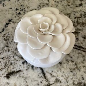 Like New! Gardenia Illume 3-wick soy candle.  Summer floral!